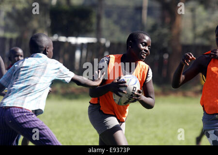 Kampala, Uganda. Ottobre 18th, 2014. Svantaggiati bambini ugandesi prendere il tempo per giocare a rugby. Molti dei giovani che vivono in baraccopoli hanno beneficiato in materia di istruzione attraverso i fondi di espatriati che amano lo sport. Credito: Sansone Opus/Alamy Live News Foto Stock