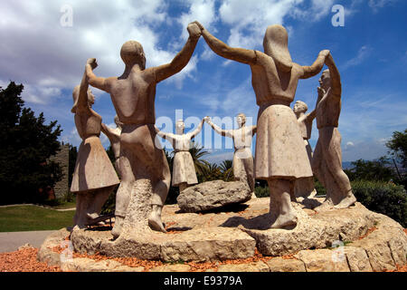 Sardana Statua di danza creato nel 1966 da Josep Cañasin Parc de Montjuïc in Catalogna, Spagna Foto Stock