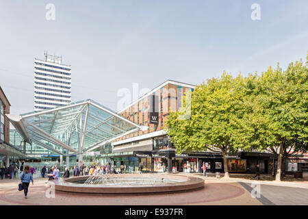 Coventry shopping centre in corrispondenza della giunzione del modo del mercato e modo Smithford, Coventry, Warwickshire, Inghilterra, Regno Unito Foto Stock