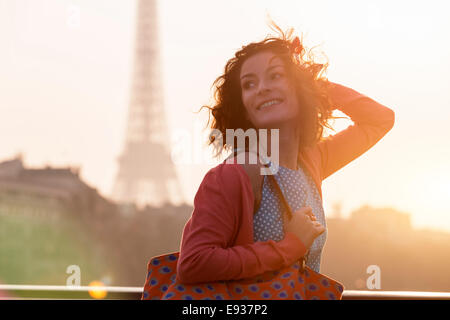 Donna in visita a Parigi Foto Stock