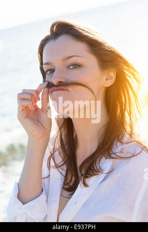 Ritratto di donna sulla spiaggia Foto Stock