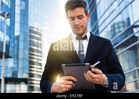 Ritratto di imprenditore utilizzando Tabley digitale Foto Stock
