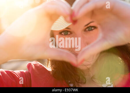 Donna che fa un cuore Foto Stock