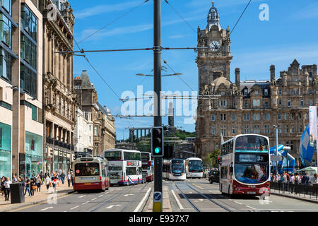 Il traffico su Princes Street, Edinburgh Princes Street Foto Stock