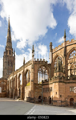 Egli le rovine della vecchia St Michael's Cathedral, Coventry, Warwickshire, Inghilterra, Regno Unito Foto Stock