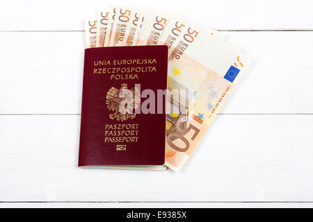 Passaporto polacco con la moneta europea Foto Stock