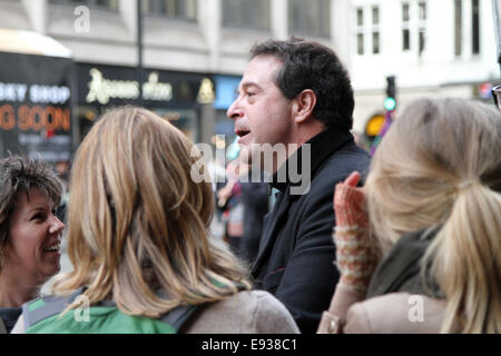 Il comico e attivista Mark Thomas a TUC marzo e dimostrazione nel centro di Londra Foto Stock