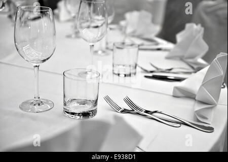 Dettaglio con due forcelle su elegante tavolo per la cena in un ristorante Foto Stock