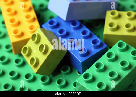 Tambov, Federazione Russa - Aprile 20, 2012 Lego Duplo blocchi su una piastra di base verde. Foto Stock