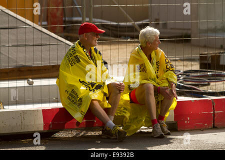 Corridori della maratona sat street dopo gara vecchia coppia Foto Stock