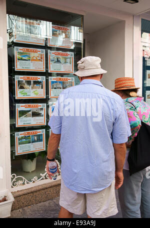 Coppia di anziani in cerca di agente immobiliare della finestra in Spagna, Fuengirola. Spagna. Foto Stock