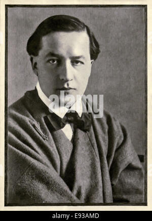 Edmund Dulac (1882-1953) ritratto in studio intorno al 1915 che mostra l'illustratore britannico naturalizzato francese di libri per bambini e designer di banconote e francobolli a circa 33 anni di età, formalmente vestito e posato come un artista di successo dell'età d'oro dell'illustrazione. Foto Stock