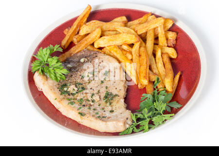 Pesce spada bistecca cotta su una piastra con patatine fritte e una di prezzemolo e aglio e salsa di burro visto di lato Foto Stock