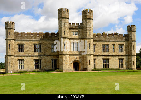 Veduta della facciata la prospezione sul prato principale presso il castello medievale Foto Stock