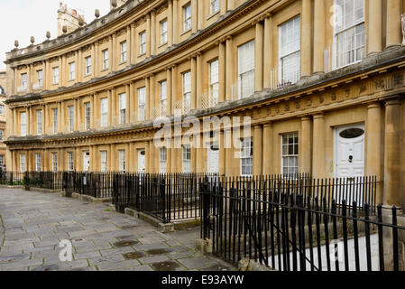 Scorcio della curva classico georgiano edifici residenziali in centro città Foto Stock