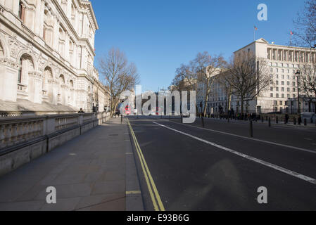 Vista di Whitehall a Londra centrale con il Ministero della Difesa edificio sulla destra Foto Stock
