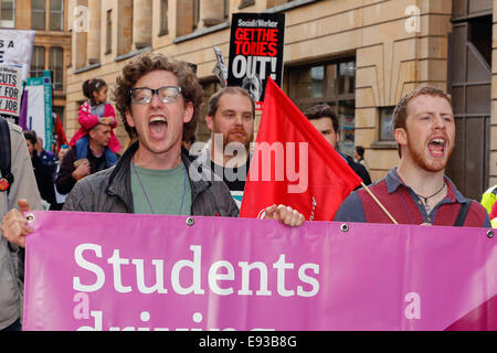 Glasgow, Scotland, Regno Unito. 18 ottobre, 2014. La Scottish Trades Union Congress (STUC) ha organizzato una marcia di protesta a partire da Glasgow Green, sfilando attraverso il centro della città di Glasgow e avere finalmente un rally a George Square e fare una dichiarazione politica sui tagli salariali, di austerità e di povertà. Circa 5000 manifestanti e membri di molti sindacati hanno preso parte in viaggio da tutte le parti della Scozia compresi Ayrshire, Edimburgo e Stirling. Credito: Findlay/Alamy Live News Foto Stock