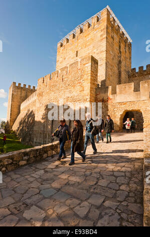 Vista verticale dell'ingresso anteriore del Castelo de Sao Jorge a Lisbona. Foto Stock