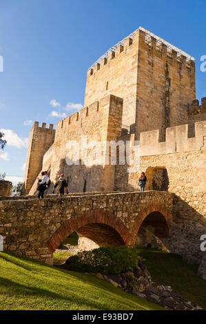 Vista verticale dell'ingresso anteriore del Castelo de Sao Jorge a Lisbona. Foto Stock