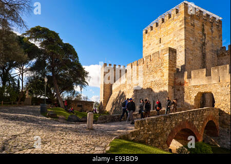 Vista orizzontale dell'ingresso anteriore del Castelo de Sao Jorge a Lisbona. Foto Stock