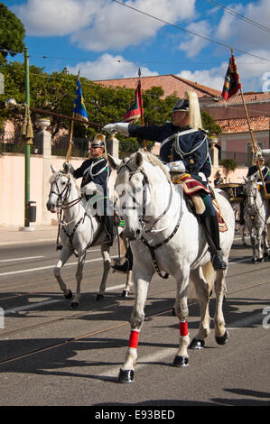 Vista verticale del cambio della guardia in Belem, Lisbona. Foto Stock