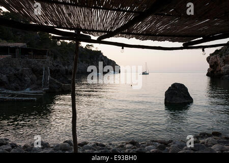 Cala Deia Beach, Deia, Maiorca (Mallorca), Spagna. Tramonto Foto Stock