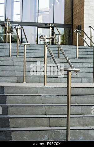 In acciaio inox corrimano sono installati sulle pareti e passaggi. Foto Stock