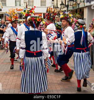 Ritratto di quadrati di nord-ovest tradizionale Morris ballerini eseguono una formazione dance routine Foto Stock