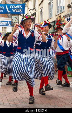 Ritratto verticale di nord-ovest tradizionale Morris ballerini eseguono una danza di routine nella formazione Foto Stock