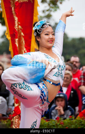 Ritratto verticale di un cinese contortionist acrobat durante una performance. Foto Stock