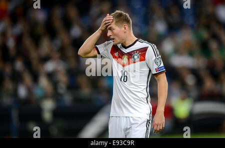 Geselnkrichen, Germania. Xiv oct, 2014. Germania Toni Kroos reagisce durante UEFA EURO 2016 qualifica partita di calcio tra Germania e Irlanda in Geselnkrichen, Germania, 14 ottobre 2014. Foto: Thomas Eisenhuth/dpa/Alamy Live News Foto Stock