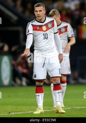 Geselnkrichen, Germania. Xiv oct, 2014. La Germania Lukas Podolski reagisce durante UEFA EURO 2016 qualifica partita di calcio tra Germania e Irlanda in Geselnkrichen, Germania, 14 ottobre 2014. Foto: Thomas Eisenhuth/dpa/Alamy Live News Foto Stock