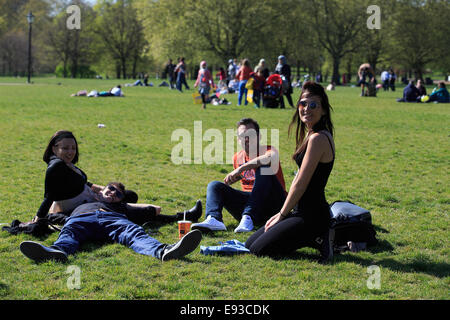 Tempo caldo fa risaltare i londinesi e turisti a crogiolarvi al sole con vista: dove: Londra, Regno Unito quando: 15 Apr 2014 Foto Stock