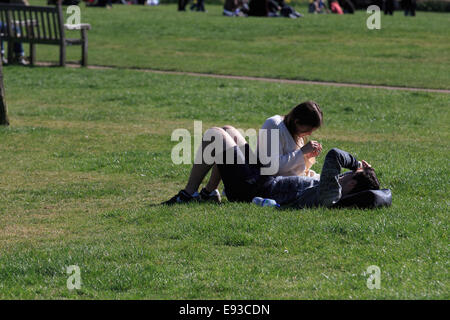 Tempo caldo fa risaltare i londinesi e turisti a crogiolarvi al sole con vista: dove: Londra, Regno Unito quando: 15 Apr 2014 Foto Stock