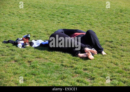 Tempo caldo fa risaltare i londinesi e turisti a crogiolarvi al sole con vista: dove: Londra, Regno Unito quando: 15 Apr 2014 Foto Stock