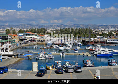 Un occupato estiva soleggiata giornata al Porto di Paphos Cipro Foto Stock