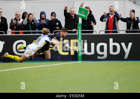 Londra, Regno Unito. Xviii oct, 2014. Il rugby europeo Champions Cup. Saraceni versus ASM Clermont Auvergne. Saraceni winger David Strettle immersioni oltre al cliente il suo lato della seconda prova del gioco, nonostante il paranco di Clermont full-back Nick Abendanon Credito: Azione Sport Plus/Alamy Live News Foto Stock