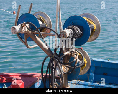 Barca da pesca di dettaglio nel porto di Pythagoreion in isola di Samos in Grecia. Ingranaggio trazione per reti da pesca al di fuori dell'acqua Foto Stock