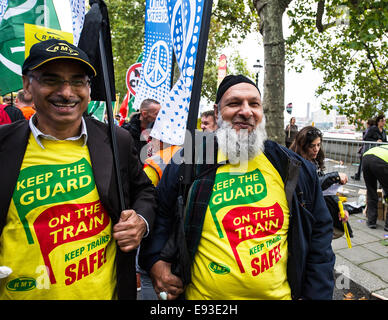 Londra, Regno Unito. 18 ottobre 2014. "La Gran Bretagna ha bisogno Di un Payrise" Una manifestazione nazionale del TUC nel centro di Londra. Due membri asiatici della RMT si preparano a marciare mentre la manifestazione parte dal Embankment. Foto: Gordon Scammell/Alamy Live News Foto Stock