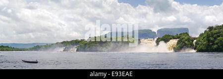 La vista del fiume cascata nella giungla del Venezuela. Sud America. Foto Stock