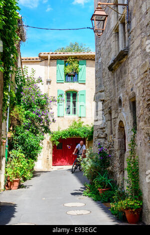 Street con il biker in centro storico di Pezenas, Languedoc, Francia Foto Stock