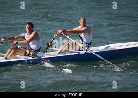 Salonicco, Grecia. Xviii oct, 2014. World Rowing Coastal Championships Finals . Giorno due del 2014 mondo costiero campionati di canottaggio in primo piano le sessioni finali, nel nord del porto greco città di Salonicco. Credito: Orhan Tsolak/Alamy Live News Foto Stock