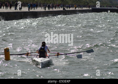 Salonicco, Grecia. Xviii oct, 2014. World Rowing Coastal Championships Finals . Giorno due del 2014 mondo costiero campionati di canottaggio in primo piano le sessioni finali, nel nord del porto greco città di Salonicco. Credito: Orhan Tsolak/Alamy Live News Foto Stock