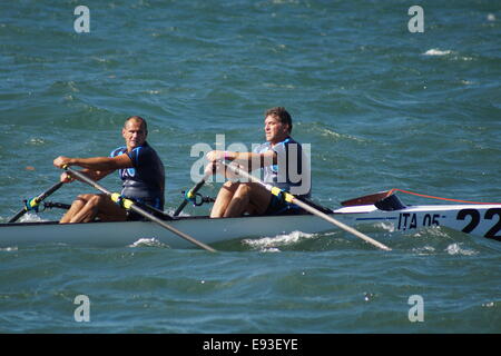 Salonicco, Grecia. Xviii oct, 2014. World Rowing Coastal Championships Finals . Giorno due del 2014 mondo costiero campionati di canottaggio in primo piano le sessioni finali, nel nord del porto greco città di Salonicco. Credito: Orhan Tsolak/Alamy Live News Foto Stock