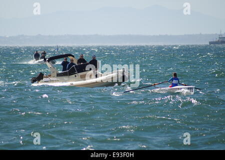 Salonicco, Grecia. Xviii oct, 2014. World Rowing Coastal Championships Finals . Giorno due del 2014 mondo costiero campionati di canottaggio in primo piano le sessioni finali, nel nord del porto greco città di Salonicco. Credito: Orhan Tsolak/Alamy Live News Foto Stock