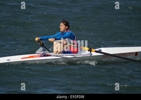 Salonicco, Grecia. Xviii oct, 2014. World Rowing Coastal Championships Finals . Giorno due del 2014 mondo costiero campionati di canottaggio in primo piano le sessioni finali, nel nord del porto greco città di Salonicco. Credito: Orhan Tsolak/Alamy Live News Foto Stock