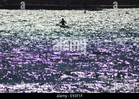 Salonicco, Grecia. Xviii oct, 2014. World Rowing Coastal Championships Finals . Giorno due del 2014 mondo costiero campionati di canottaggio in primo piano le sessioni finali, nel nord del porto greco città di Salonicco. Credito: Orhan Tsolak/Alamy Live News Foto Stock