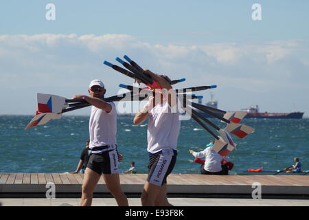 Salonicco, Grecia. Xviii oct, 2014. World Rowing Coastal Championships Finals . Giorno due del 2014 mondo costiero campionati di canottaggio in primo piano le sessioni finali, nel nord del porto greco città di Salonicco. Credito: Orhan Tsolak/Alamy Live News Foto Stock