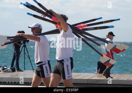 Salonicco, Grecia. Xviii oct, 2014. World Rowing Coastal Championships Finals . Giorno due del 2014 mondo costiero campionati di canottaggio in primo piano le sessioni finali, nel nord del porto greco città di Salonicco. Credito: Orhan Tsolak/Alamy Live News Foto Stock