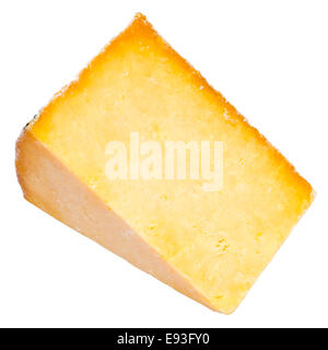 Cuneo di Red Leicester formaggio tagliati o isolata contro uno sfondo bianco. Foto Stock